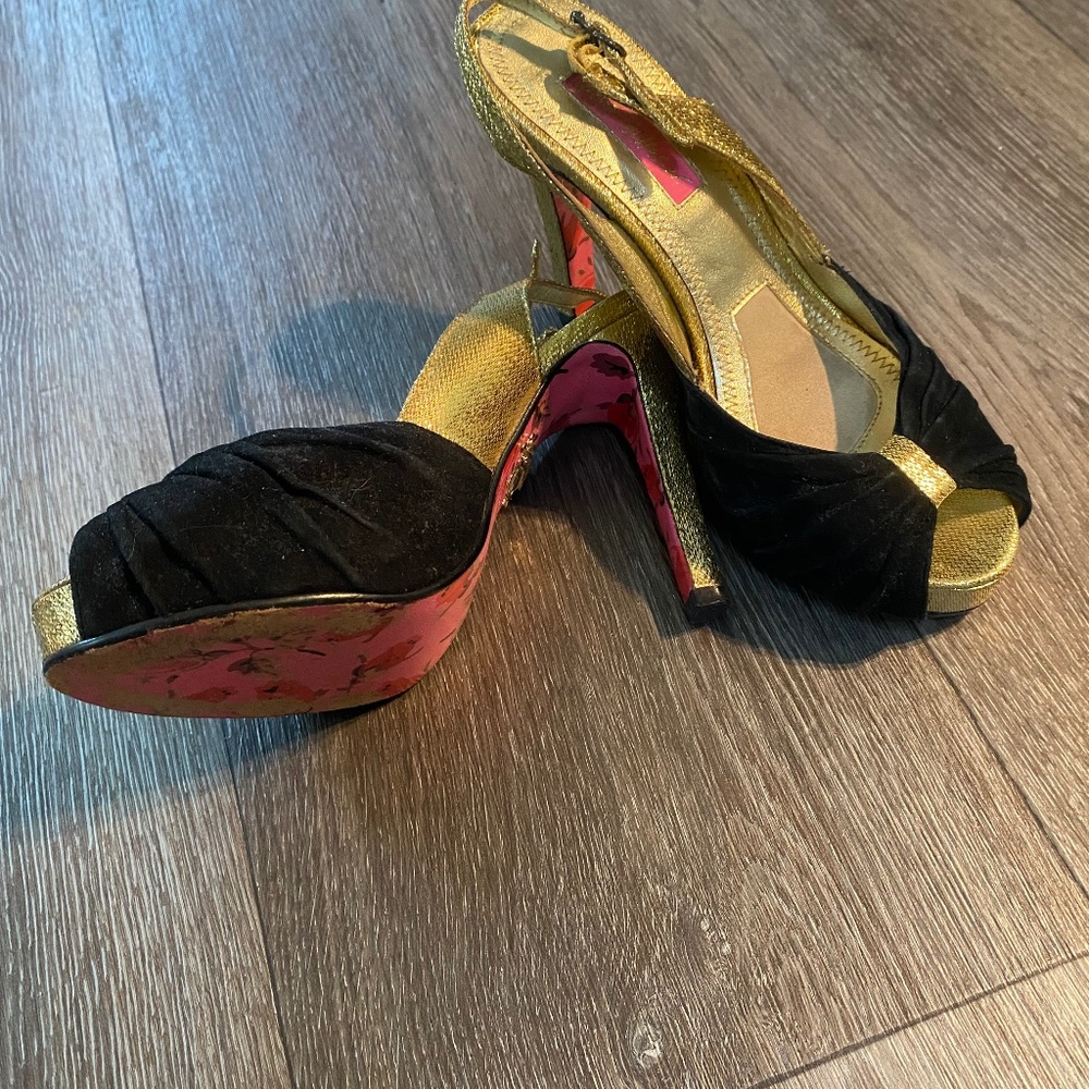 Betsey Johnson Gold & Black Heels – Size 6 – Slingback Peep Toe, Floral Sole